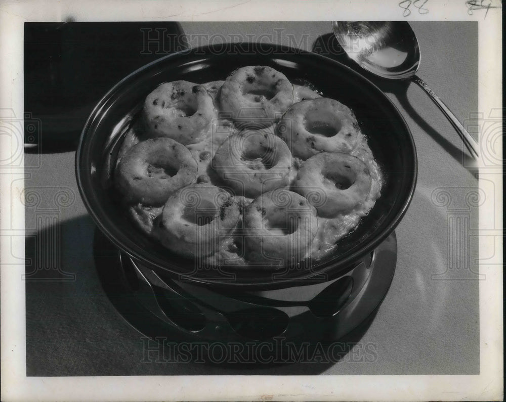 1951 Press Photo A salmon pie dish served at a dinner table - neb66303 - Historic Images