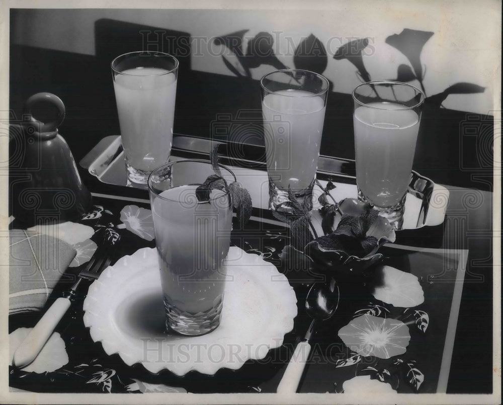 1948 Press Photo Fresh fruit drinks for serving at breakfast - neb66305 - Historic Images