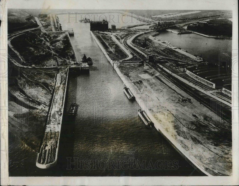 1931 Press Photo Air view of sluiceway of ship canal at Bremerhaven Germany - Historic Images