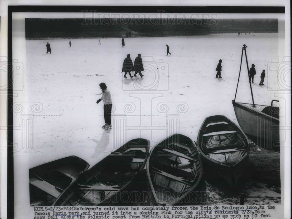 1956 Press Photo aAris France citizens skate on frozen pond at Boulogne lake - Historic Images