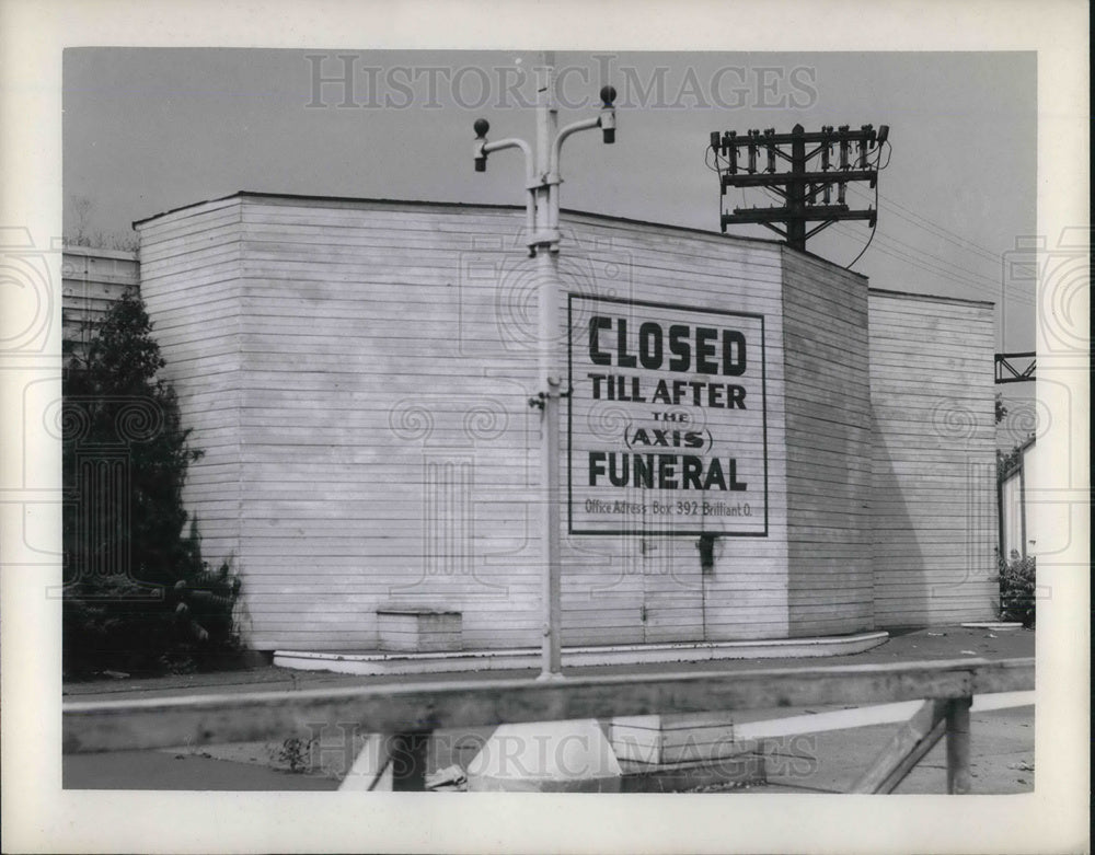 Press Photo Sign announces closure of AXIS plant - neb66354 - Historic Images