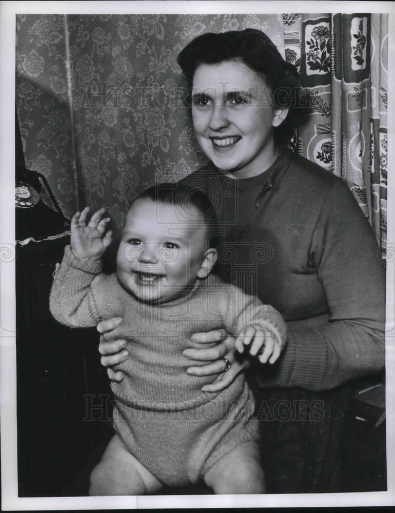 1957 Press Photo Mrs Ellen Moore celebrates 1st birthday of son Stephen - Historic Images