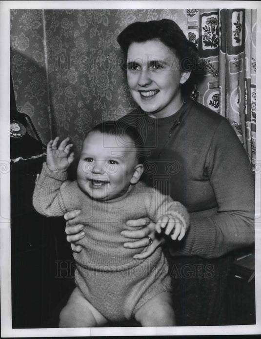 1957 Press Photo Mrs Ellen Moore celebrates 1st birthday of son Stephen - Historic Images