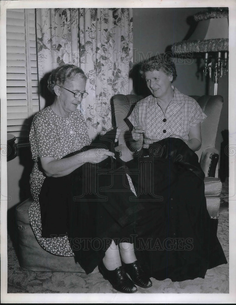 1957 Press Photo Mary Burger &amp; Mrs JD Bush mend cassocks for Rev Robert Burger - Historic Images