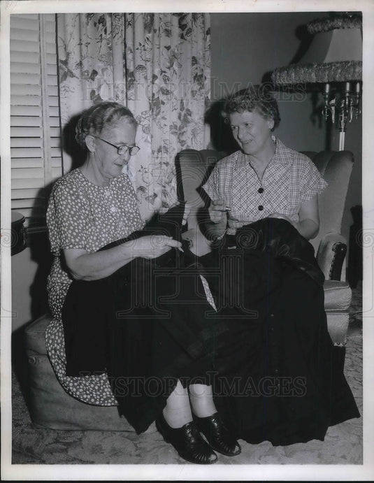 1957 Press Photo Mary Burger & Mrs JD Bush mend cassocks for Rev Robert Burger - Historic Images