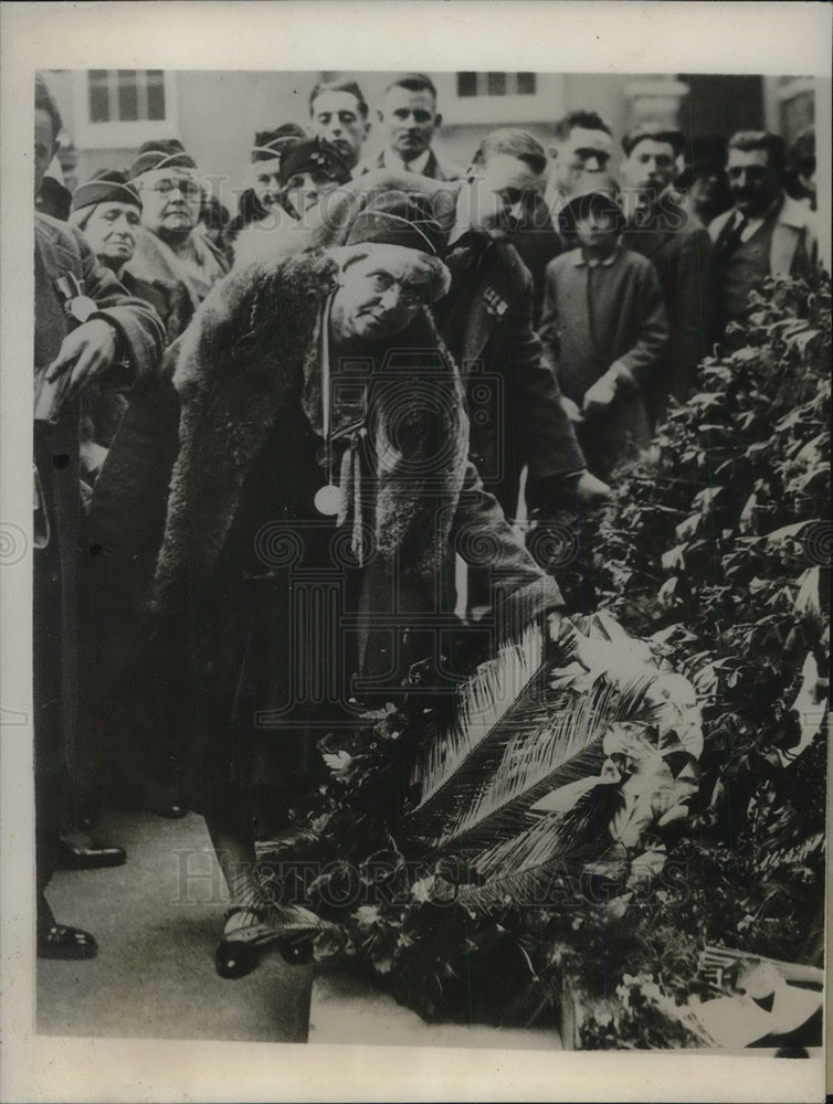 1930 Press Photo Frances Walters lays wreath on Cenotaph in London - neb66501-Historic Images