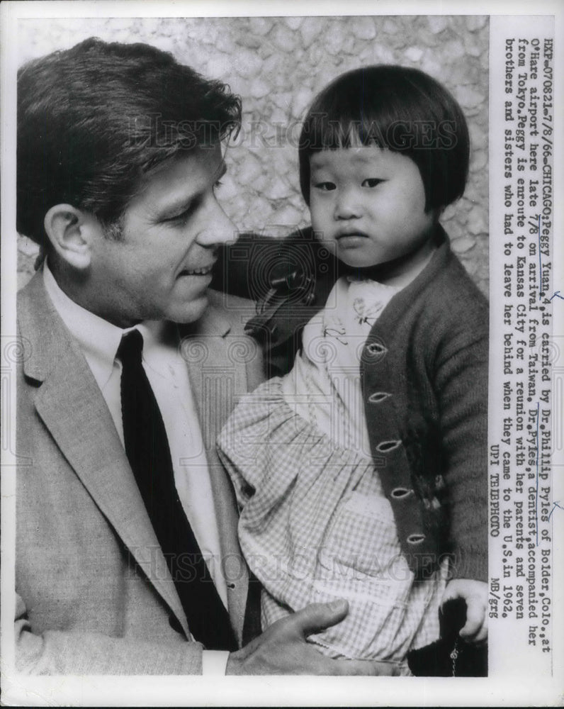 1966 Press Photo Peggy Yuan carried by Dr Phillip Pyles after arrival - Historic Images