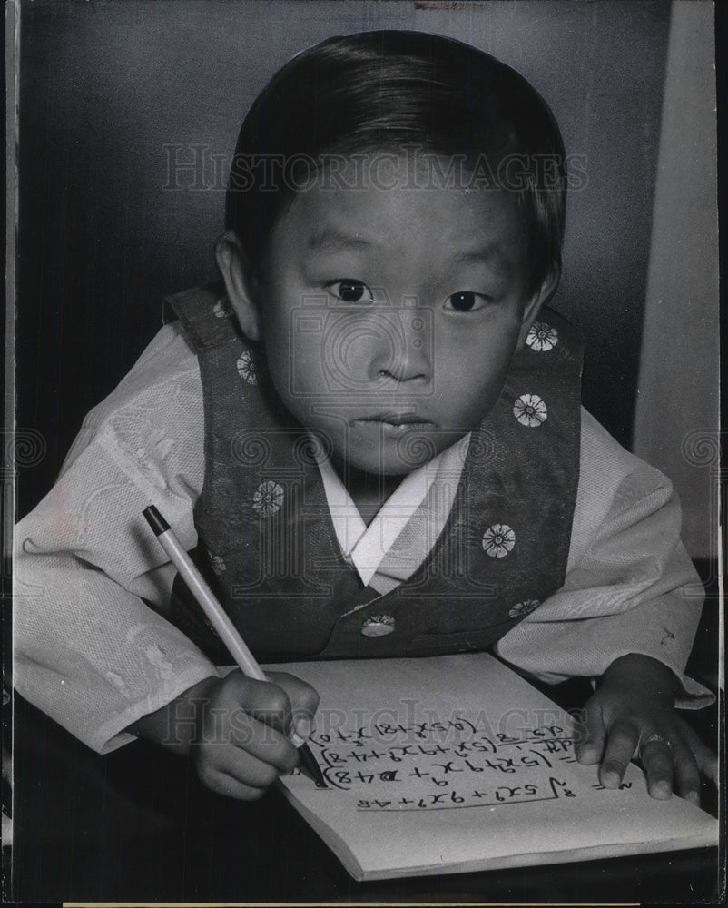1966 Press Photo Kim Ung-Wong works on solving differential & integral calculus - Historic Images