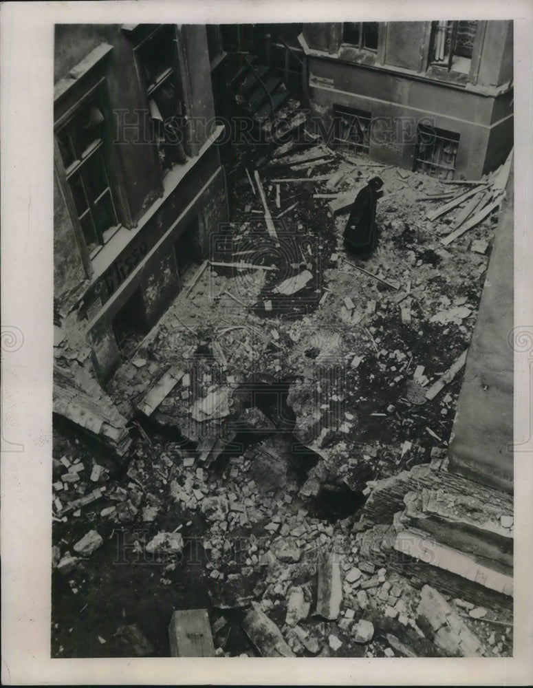 1940 British Bombing planed damage courtyard in Berlin Apartment - Historic Images