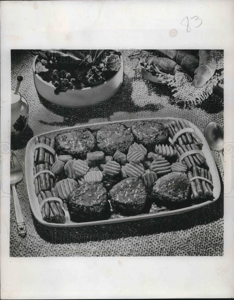 1950 Press Photo Tender &amp; Flavorful Swiss Steak cut with carrots and Green Beans - Historic Images