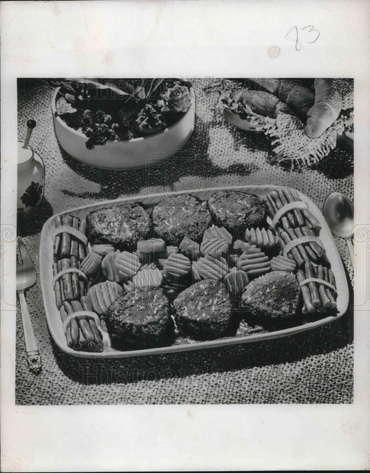 1950 Press Photo Tender & Flavorful Swiss Steak cut with carrots and Green Beans - Historic Images
