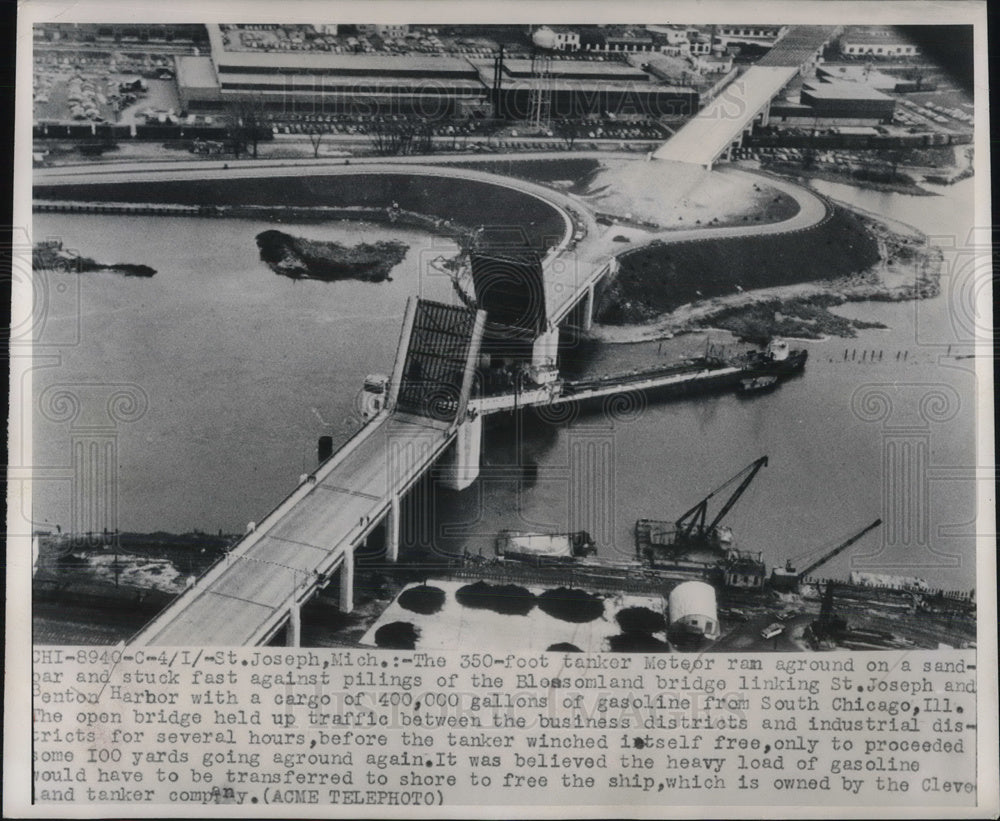 1950 Press Photo 350-foot Tanker Meteor Stuck At The Blessomland Bridge - Historic Images