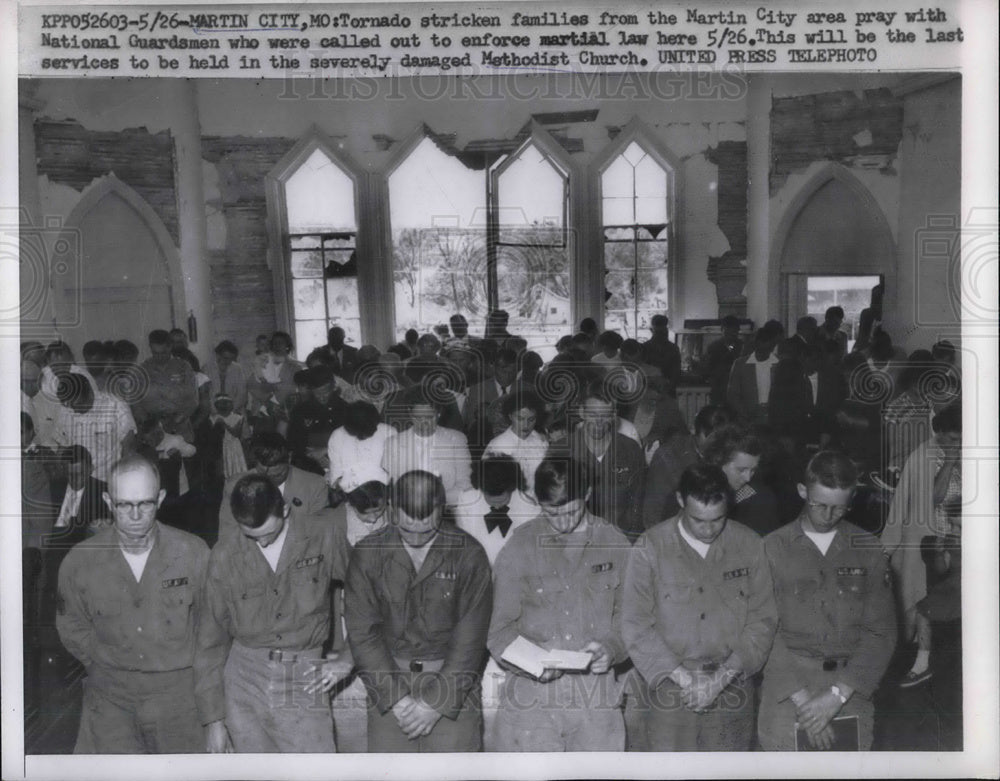 1957 Press Photo Tornado Victims At The Methodist Church In Martin City - Historic Images