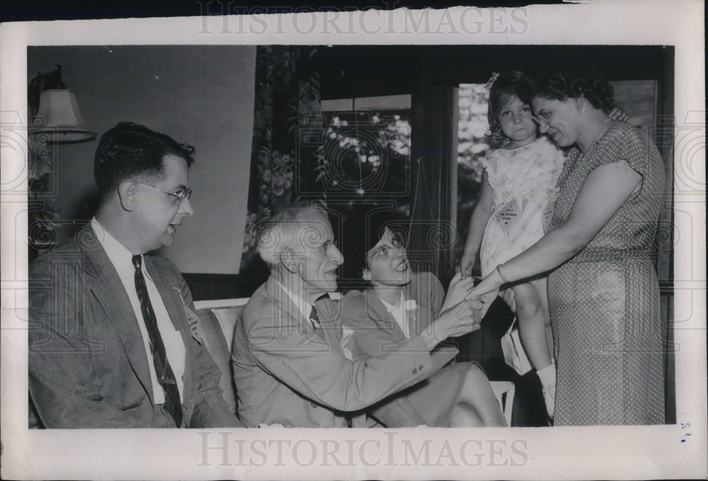 1946 Press Photo Sidney &amp; Janice Evarts thank Dr Milo Rindge - neb67004 - Historic Images