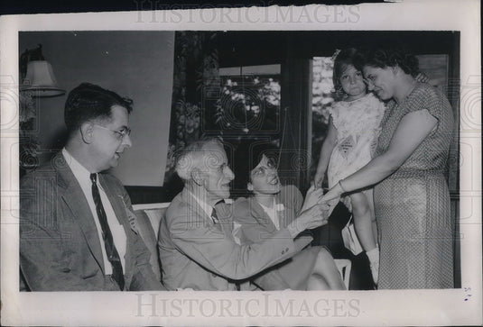 1946 Press Photo Sidney & Janice Evarts thank Dr Milo Rindge - neb67004 - Historic Images