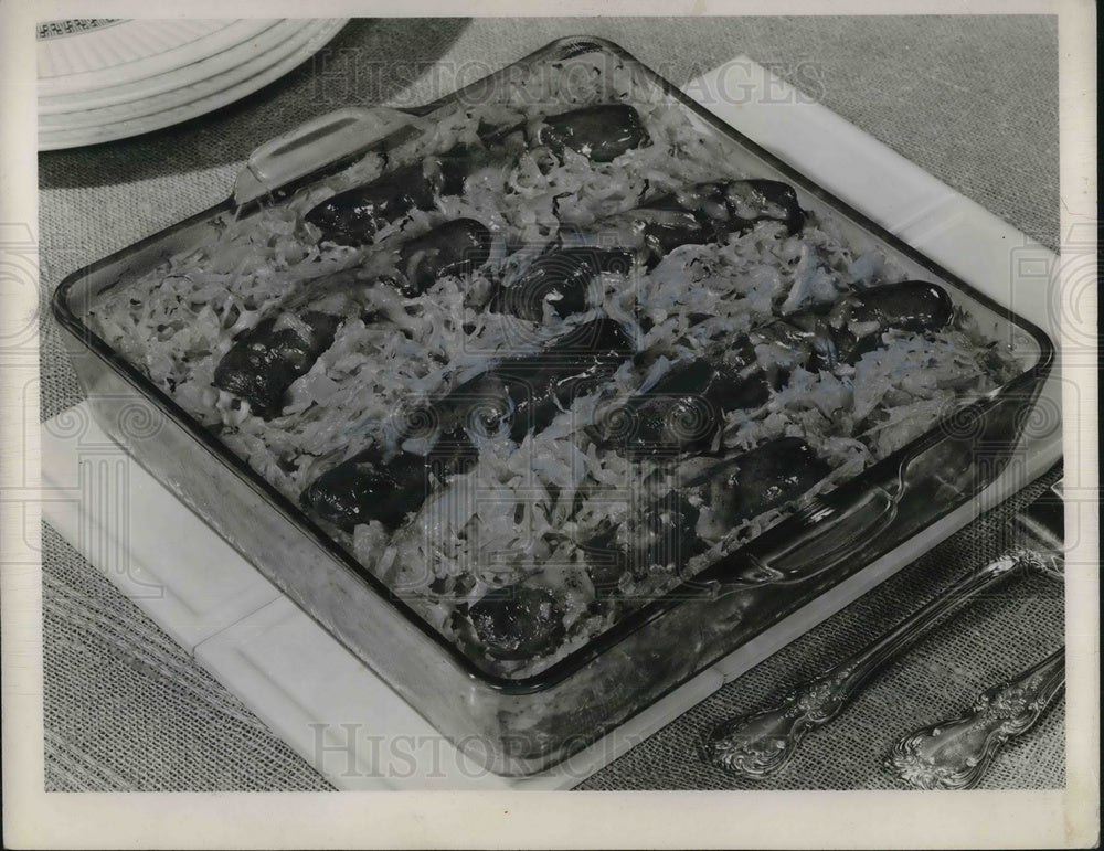 1949 Press Photo Sauerkraut Cheese &amp; Hot Dogs Budget Main Dish - Historic Images