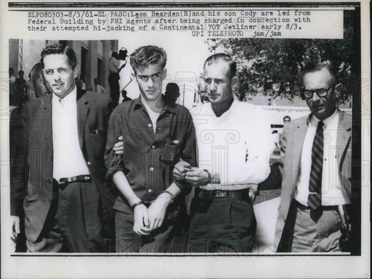 1961 Press Photo Leon Bearden & son Coby arrested from hijacking Continental 707 - Historic Images