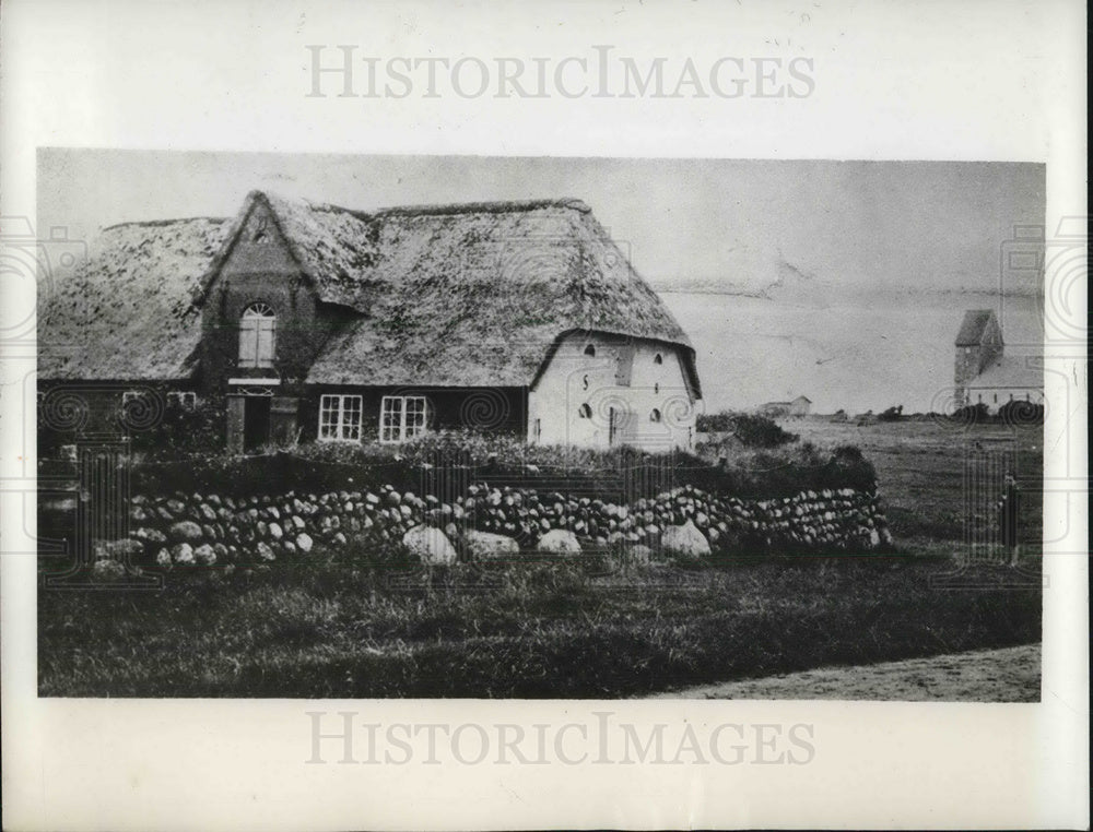 1940 Press Photo Farmhouse on German island of Sylt contains gun emplacements-Historic Images