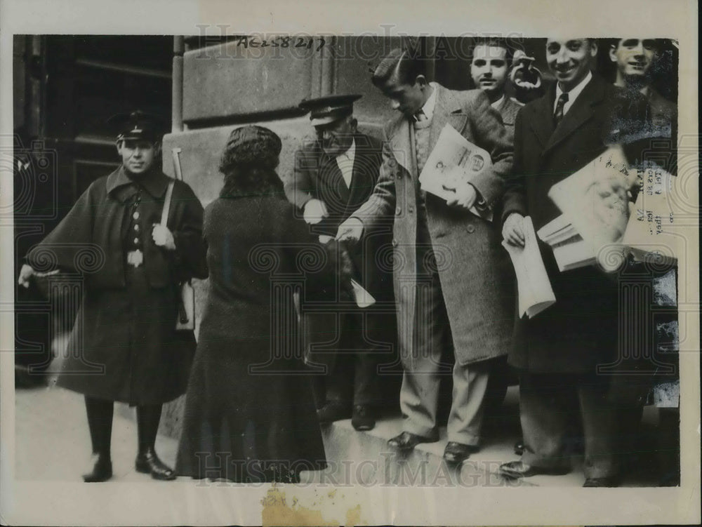 1934 Press Photo Young Catholics sell newspapers at ABC Building during strike - Historic Images