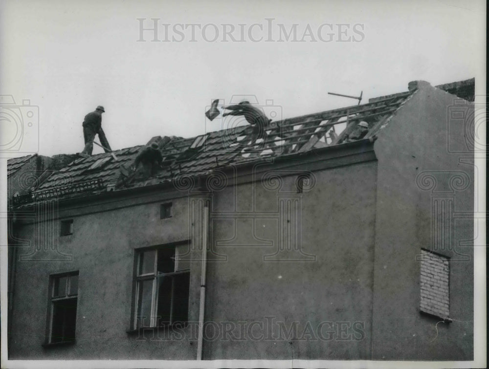 1962 Press Photo East Berlin workers tear down buildings at border with West - Historic Images