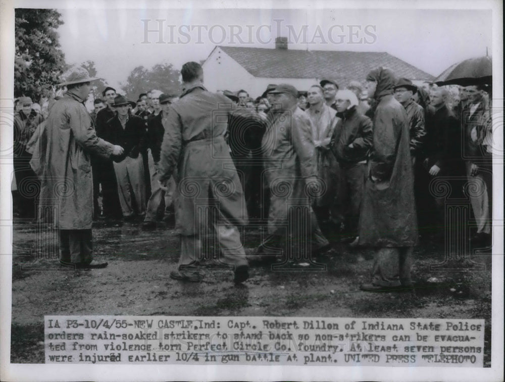 1955 Press Photo New Castle IN police &amp; non strikers at Perfect Circle Foundry - Historic Images