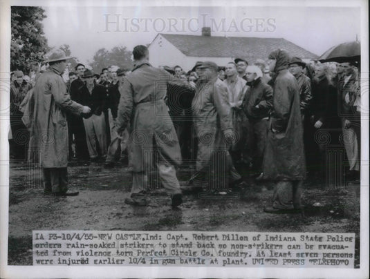 1955 Press Photo New Castle IN police & non strikers at Perfect Circle Foundry - Historic Images
