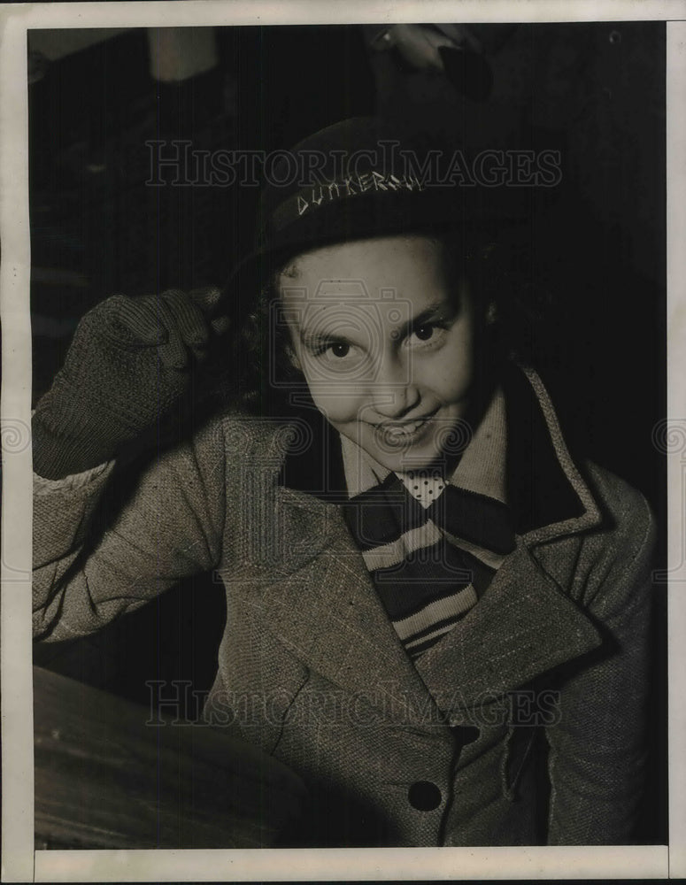 1941 Press Photo Juliette Mizrahi wears a souvenirs of the battle of Dunkinque - Historic Images