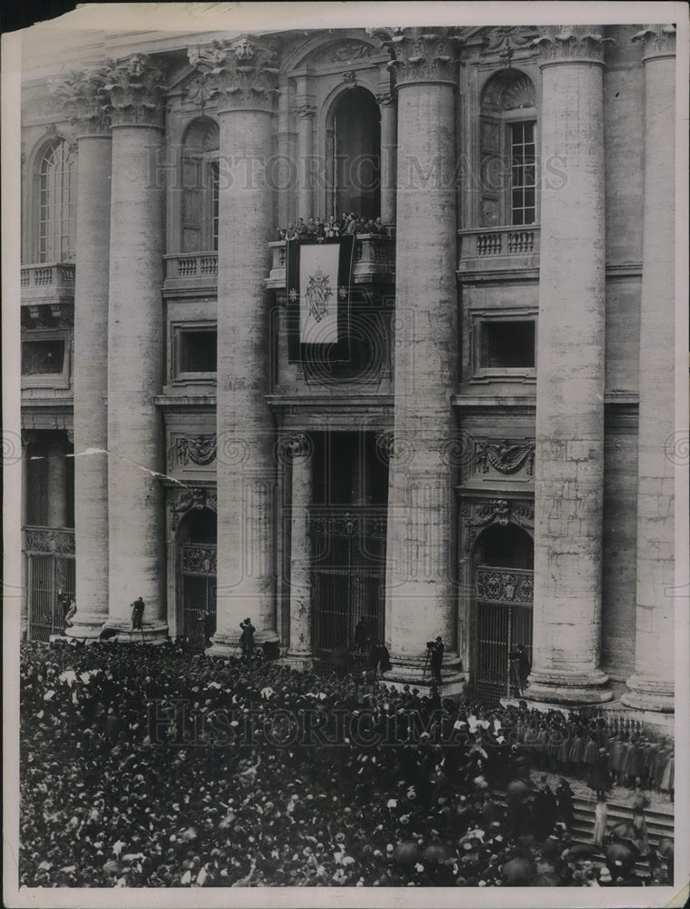 1936 Press Photo First Blessing to Pius XI from the balcony of St.Peter church - Historic Images