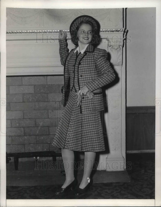 1945 Press Photo Doris Hendrickson in suit she designed for Parents magazine-Historic Images