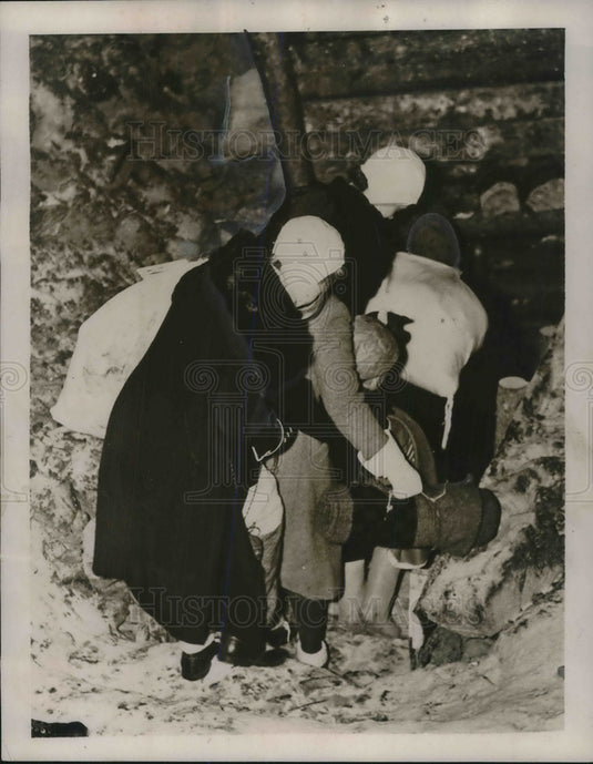 1940 Press Photo Finnish women & children at air raid shelter in Ivalo-Historic Images
