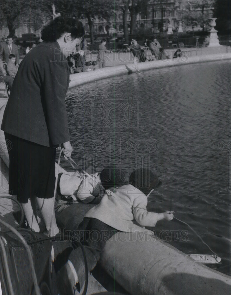 1957 Press Photo Paris France Tuileries Gardens woman &amp; kids at the pond-Historic Images