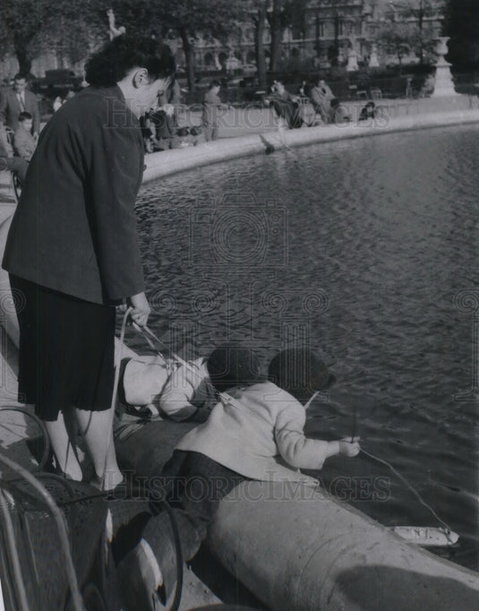 1957 Press Photo Paris France Tuileries Gardens woman & kids at the pond-Historic Images