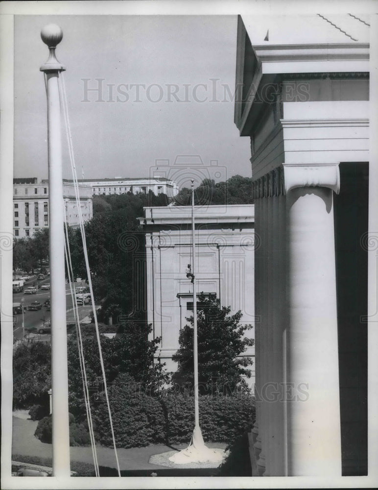 1958 Press Photo Hurtice Rolland paints flagpole at National Art Gallery - Historic Images