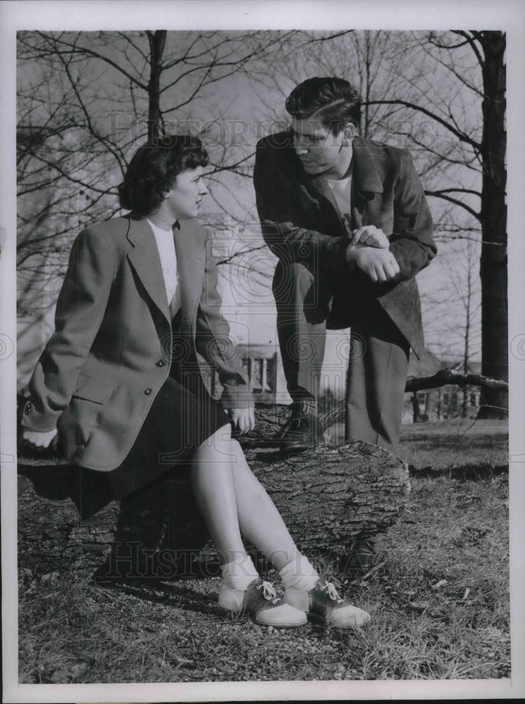 1945 Press Photo Indiana University FB John Cannady &amp; Helen Dziurdzy on campus - Historic Images