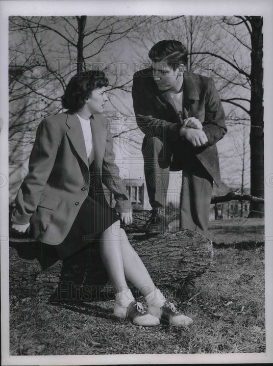 1945 Press Photo Indiana University FB John Cannady & Helen Dziurdzy on campus - Historic Images
