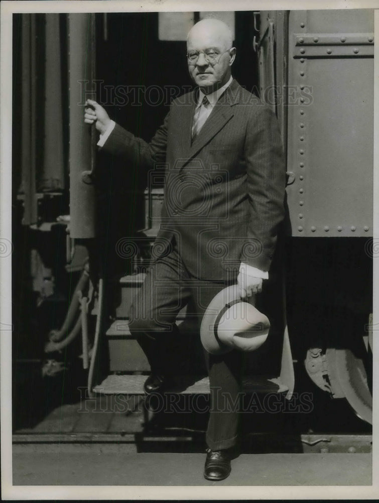 1935 Press Photo SM Lambert of the Rockefeller Foundation on a train - neb67542 - Historic Images