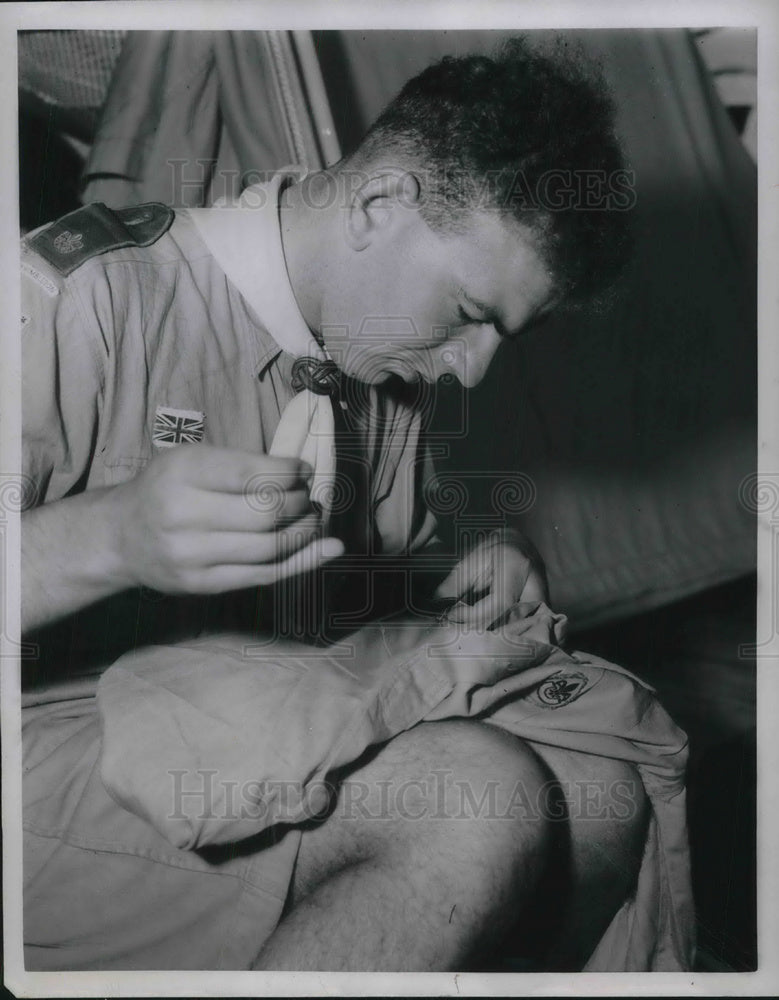 1950 Press Photo English Catholic Boy Scout mends his clothes on pilgrimage - Historic Images