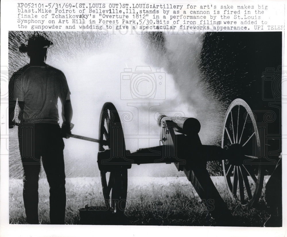 1969 Press Photo Mike Poirot fires cannon for St Louis Overture 1812 performance - Historic Images