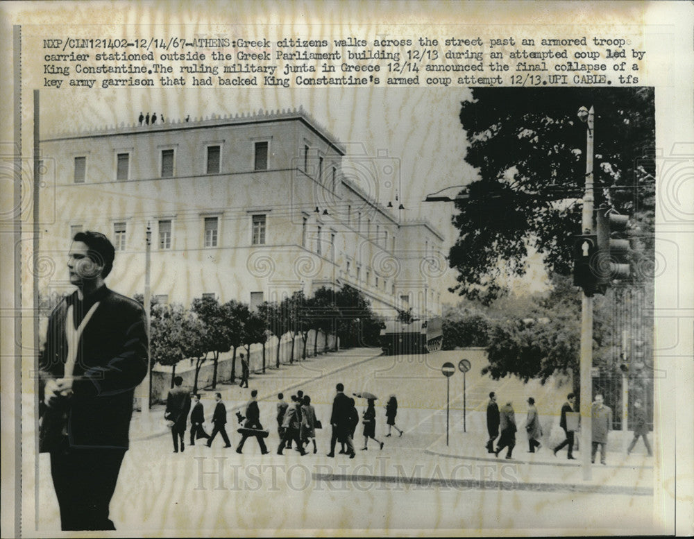 1967 Press Photo Athens Greece citizens pass guards at Parliament building - Historic Images