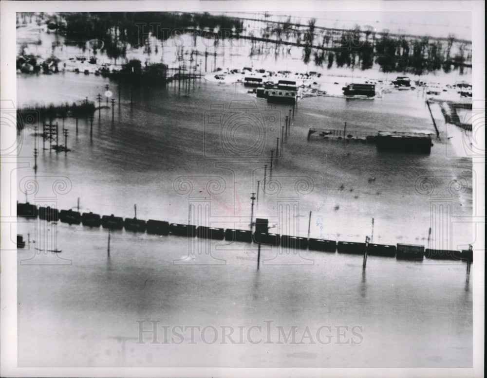 1952 Press Photo Engine stalled are the cars of a Milwaukee Freight Train-Historic Images