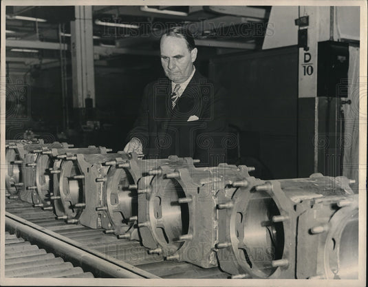 1946 Press Photo William L.Batt Pres. of SKF industries Inc. inspect production - Historic Images