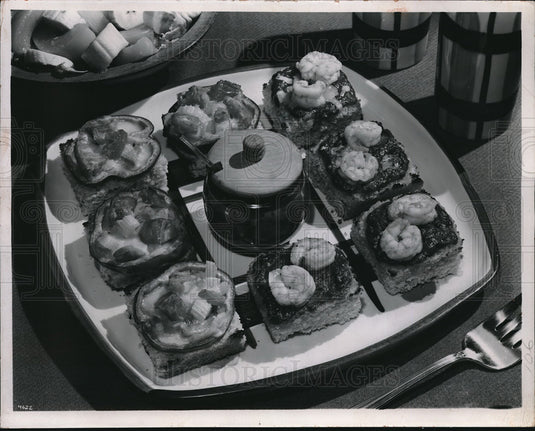 1942 Press Photo Vegetables in pepper rings with canned shrimp & corn bread - Historic Images