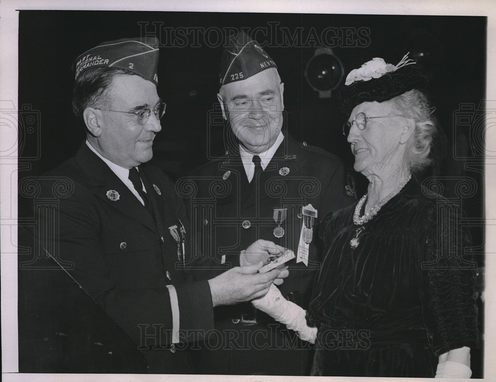 1945 Press Photo Chicago American Legion Lynn Stambaugh, Mrs Mary Bales-Historic Images