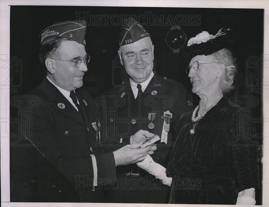1945 Press Photo Chicago American Legion Lynn Stambaugh, Mrs Mary Bales-Historic Images