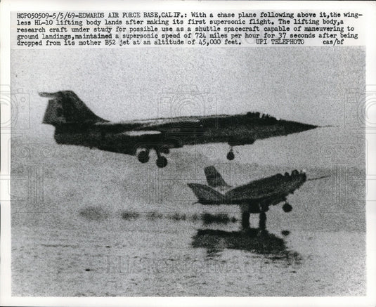 1969 Press Photo Edwards AFB in CA chase plane and HL-10 lifting body of NASA - Historic Images
