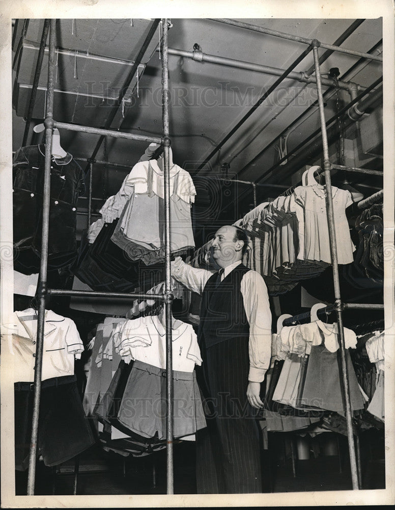 1942 What the well dressed arrivals will wear - Historic Images