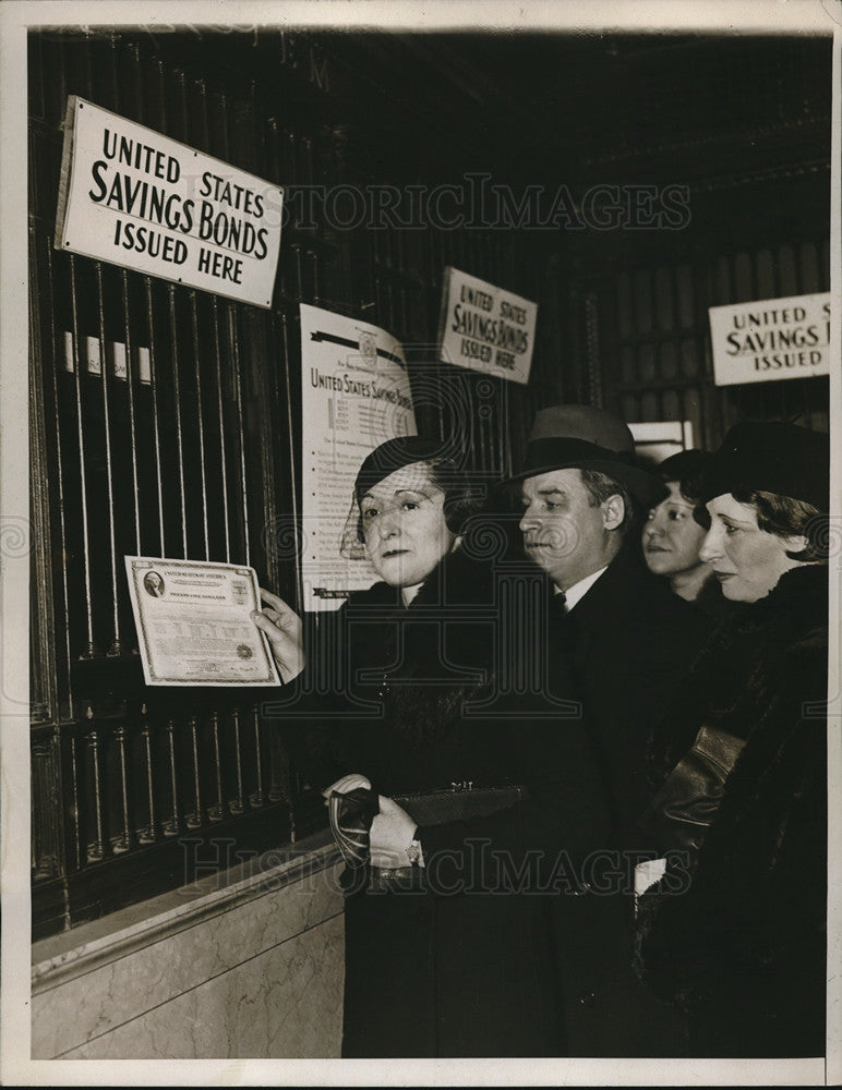 1935 Buyer of first baby bond at General Post Office - Historic Images