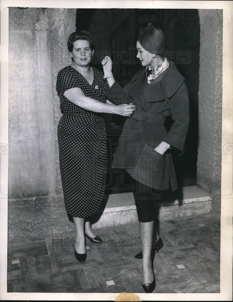 1957 Press Photo Italian fashion designer Centinaro displays Spindler Line-Historic Images