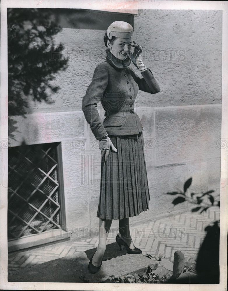 1954 Press Photo Eleanora Garnett wears heavy maroon wool suit-Historic Images