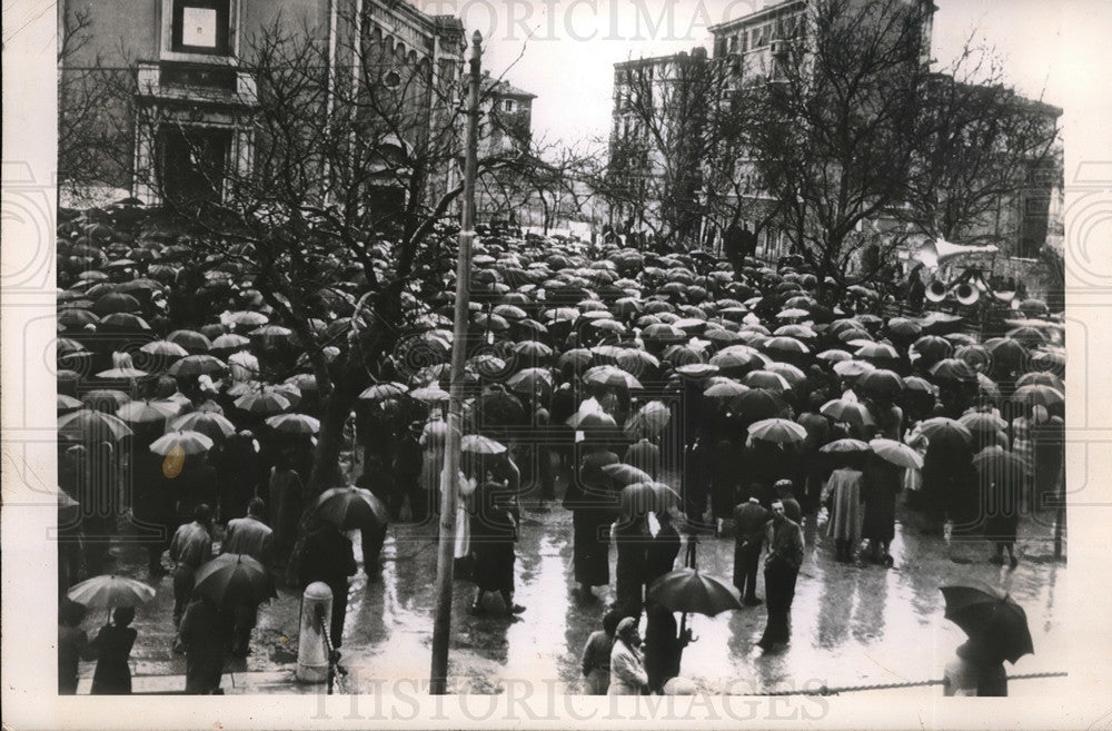 1948 Press Photo Massed umbrellas in heavy rains in San Giacomo Square - Historic Images